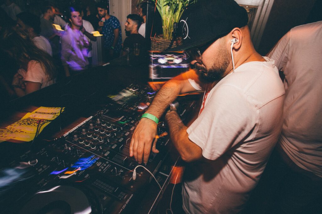 Comment devenir DJ : Guide pour débutants