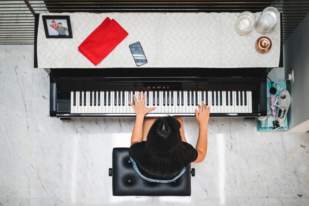 La psychologie de l&rsquo;apprentissage du piano : découvrez comment la musique influence notre cerveau