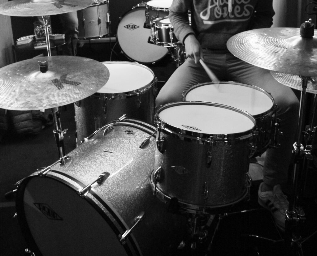 Maîtriser les techniques de base pour jouer des instruments à percussion